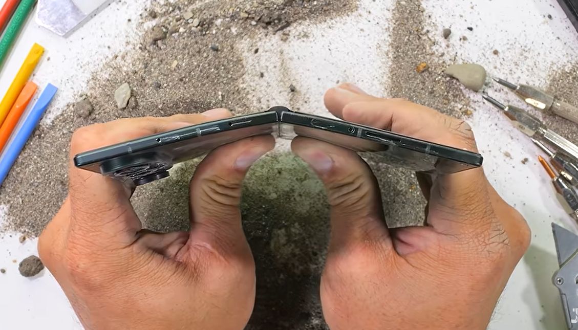 Layar Galaxy Z Fold8 Ultra Gagal Setelah Dua Kali Setelah Ditekuk Secara Ekstrem