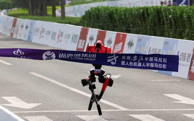 Robot Humanoid Honor Berhasil  Finish Half Marathon, Kalahkan Rekor Pelari Manusia Tercepat